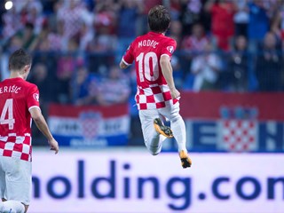 Standing ovations at Luka Modrić's comeback