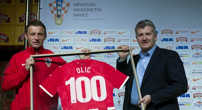 Šuker presents Olić with centenary award: "I will give my all once again"