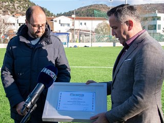 Kustić presents UEFA Foundation for Children award to "Prijatelj" Association in Metković