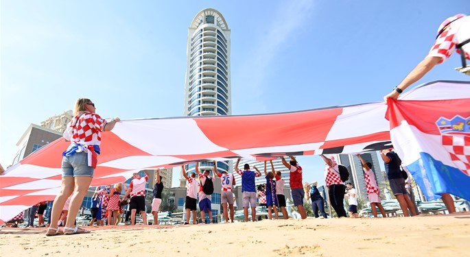 Najveća hrvatska navijačka zastava na pješčanoj plaži hotela Vatrenih u Dohi