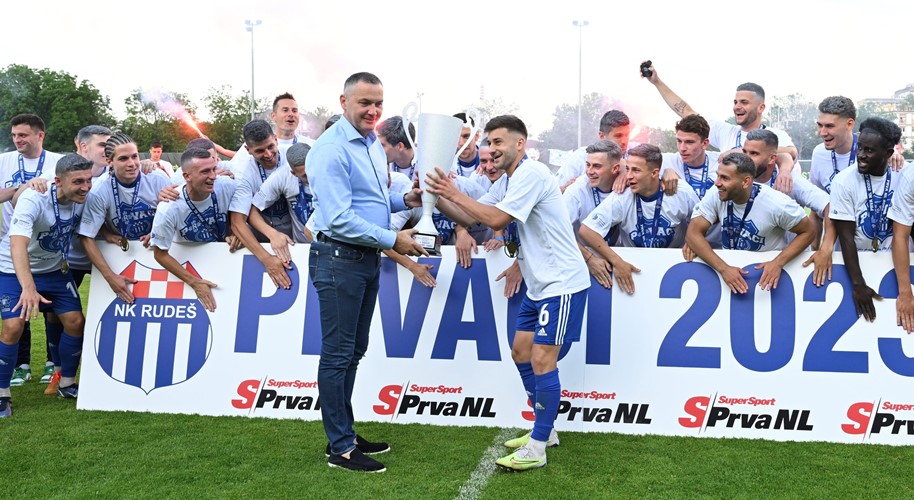 Marijan Kustić predao Rudešu pokal za prvaka SuperSport Prve nogometne lige